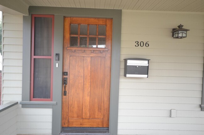 Building Photo - 306 N Park Ave