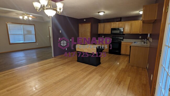 Foto del edificio - 3 Bedroom, 2 Bathroom House with Fenced Ba...