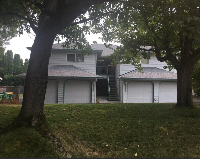 Building Photo - Large Renovated upstairs 2-bed 1-bath (approx. 1347 sq. feet)