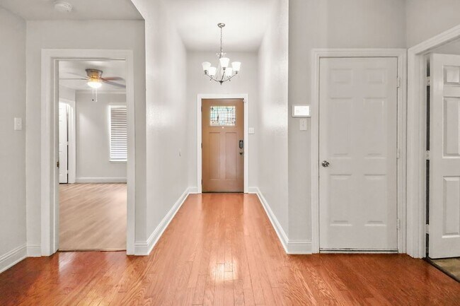 Building Photo - 1075 Wood Stream Dr