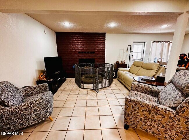 Foto del edificio - 1516 Elmhurst Dr
