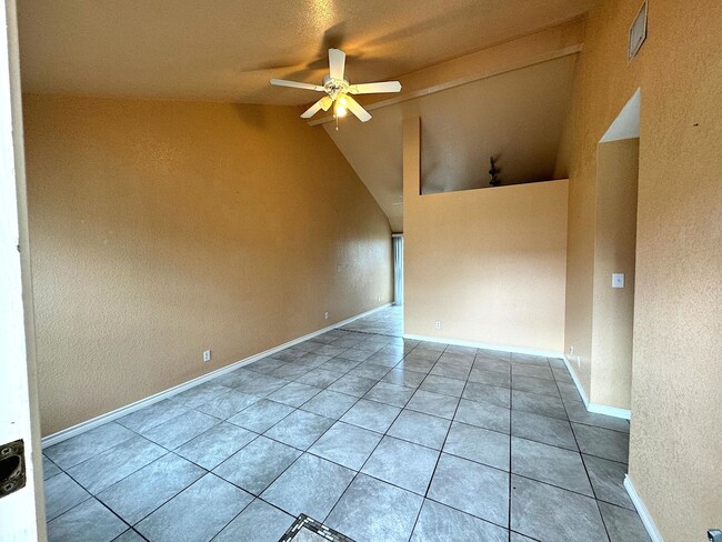 Building Photo - Nice 3 Bedroom 2 Bath in Gated Coppertree ...