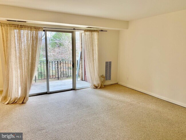 Building Photo - 3945 Lyndhurst Dr