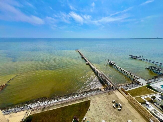 Building Photo - 825 Bayshore Dr