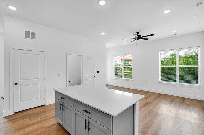 Foto del edificio - 1350 Izzy Ln