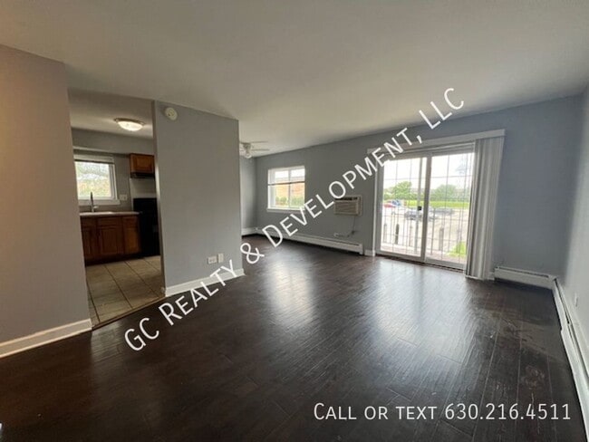 Building Photo - ***ADDISON LOCATION / 2 BDRM / HEAT INCLUD...