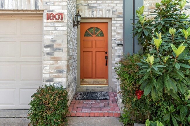 Building Photo - 1807 Iris Ln
