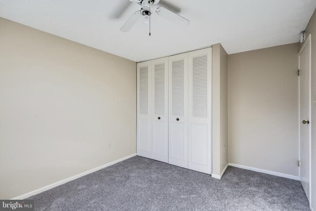 Building Photo - 8000 Green Tree Ct
