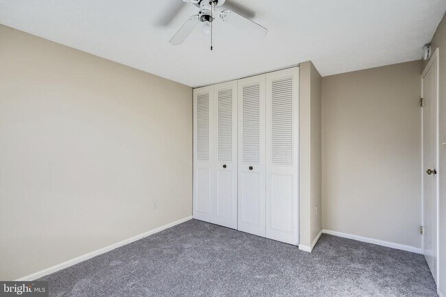 Foto del edificio - 8000 Green Tree Ct