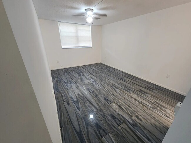 Foto del edificio - 9091 Lime Bay Blvd