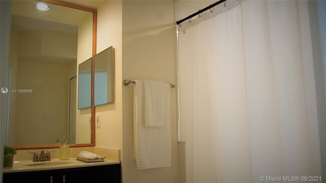 Foto del edificio - 3155 NE 184th St