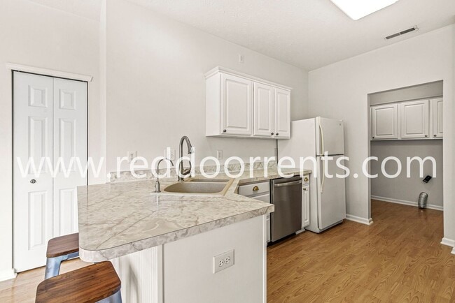 Building Photo - Come and See this Property!!