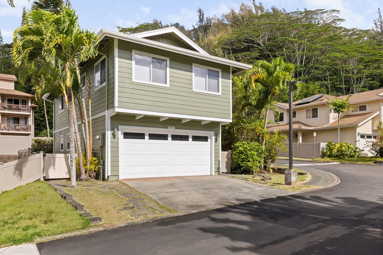 Primary Photo - Beautiful 3 bedroom 2.5 bath home in lush ...