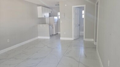 Building Photo - 616 NW 5th Ave