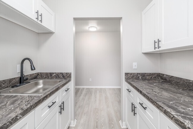 1BR, 1BA - 575SF - Kitchen - Lawrence Terrace