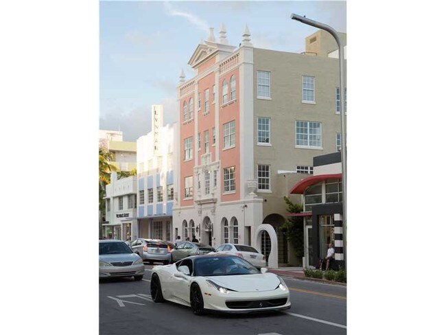 Building Photo - 727 Collins Ave