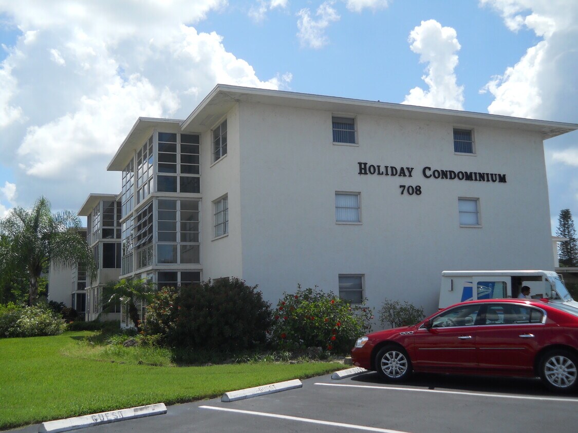 Foto principal - 708 S Tamiami Trail