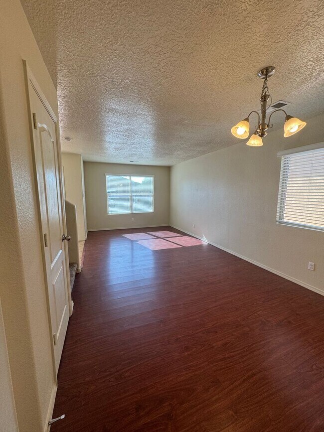 Building Photo - Stunning 5 Bedroom 2 Story Home. Now Avail...