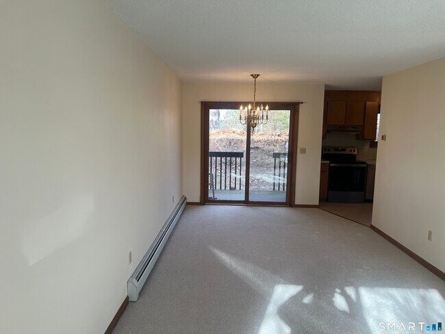 Foto del edificio - 649 Middle Tpke E