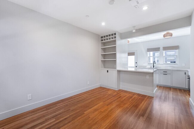 Foto del edificio - Beautiful 1 bed / 1 bath bungalow-style apartment now available!