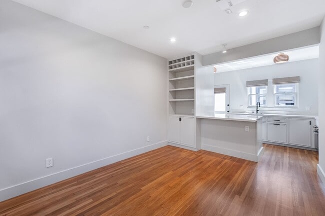 Building Photo - Beautiful 1 bed / 1 bath bungalow-style apartment now available!