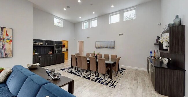 Building Photo - 10331 La Grange Ave