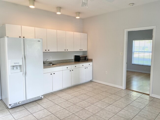 Building Photo - 6440 Elmwood Ave
