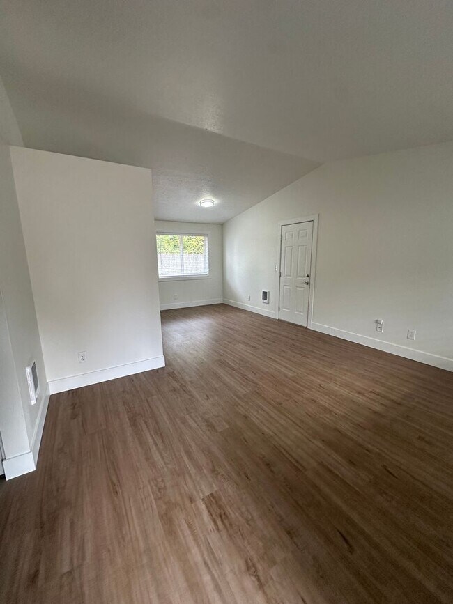 Building Photo - Stunning Fully Renovated 3-Bedroom Home in...