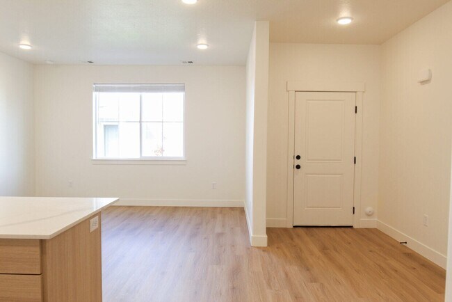Building Photo - 271 W 690 N