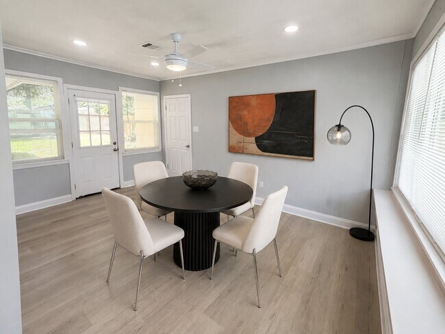 Foto del edificio - 6010 Ridgeway Dr