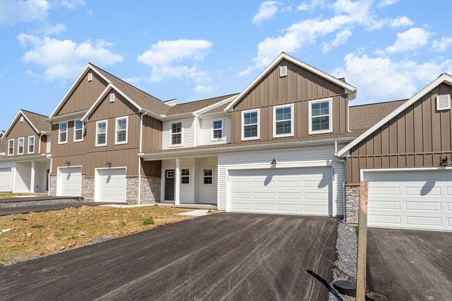 Building Photo - 7868 Oakbrook Dr