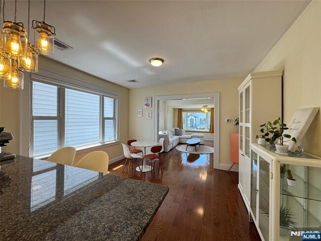 Foto del edificio - 391 Columbia Ave