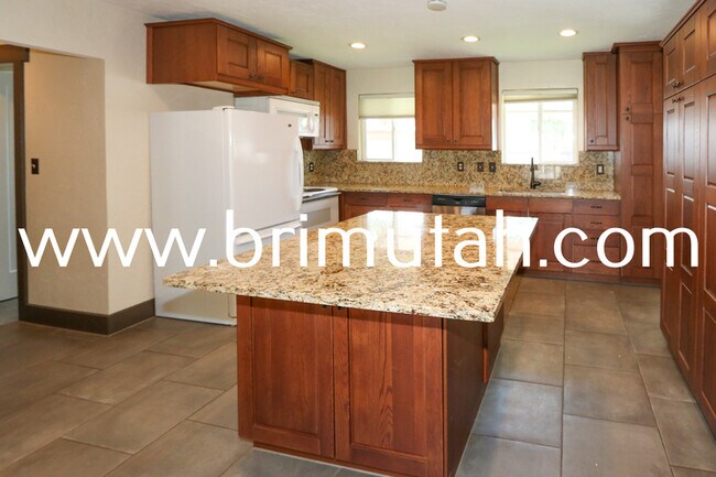 Building Photo - 5970 Belview Ave