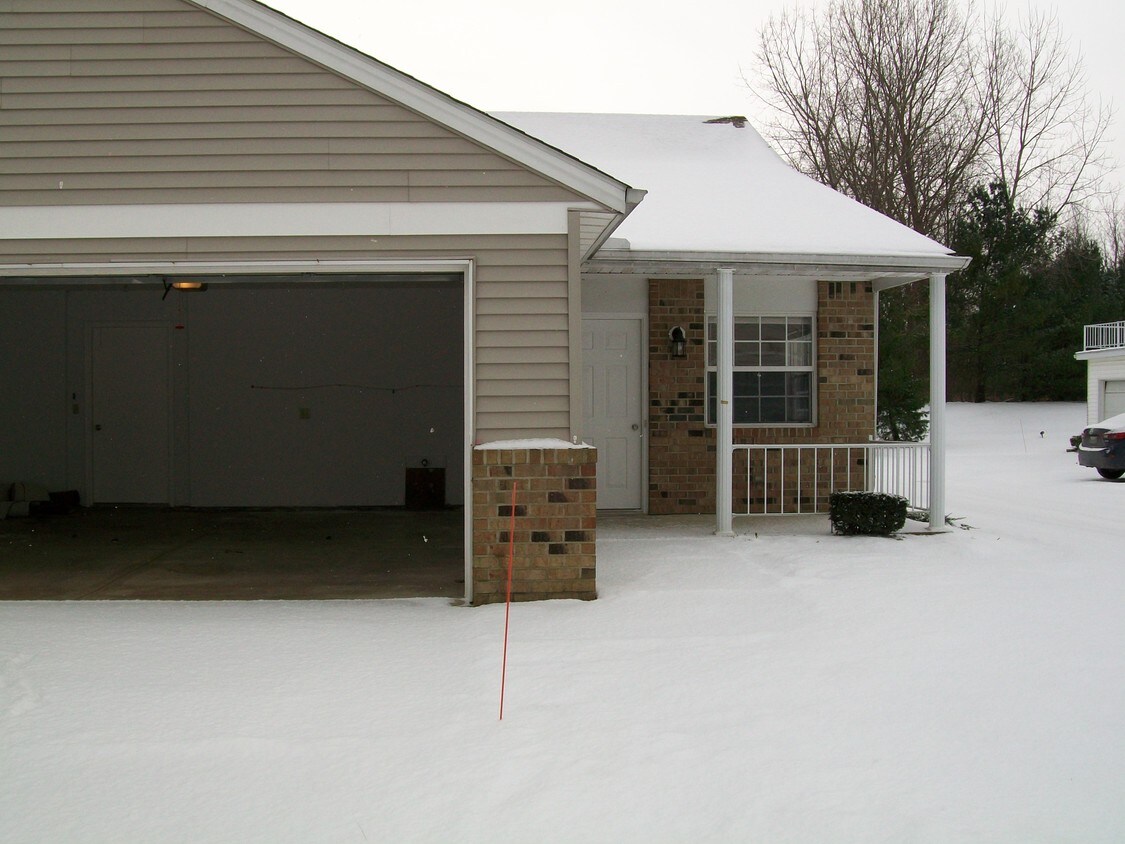 Front of Condo - 1820 Royal Oak Dr