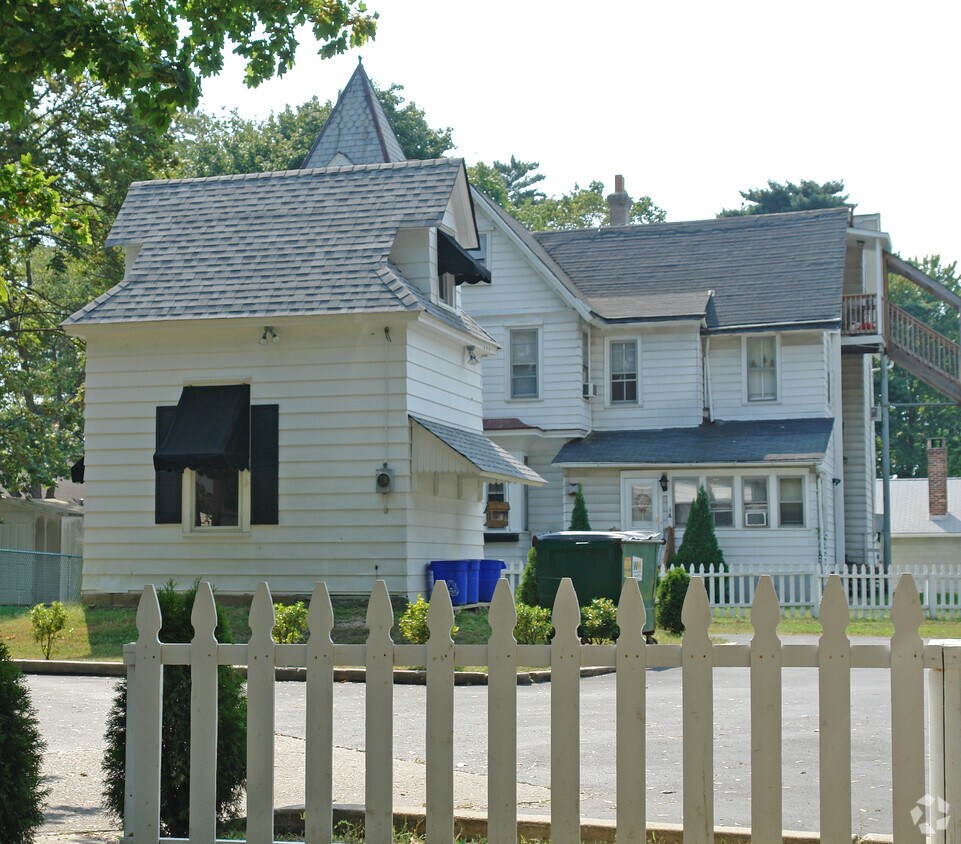 Building Photo - 150 N Albertson Ave