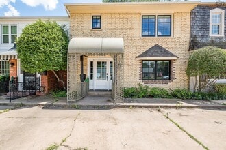 Building Photo - 2413 Lou Ln