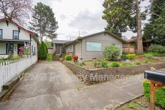 Building Photo - 609 W McLoughlin Blvd