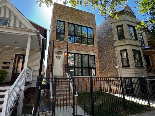 Building Photo - 2425 W Cortez St