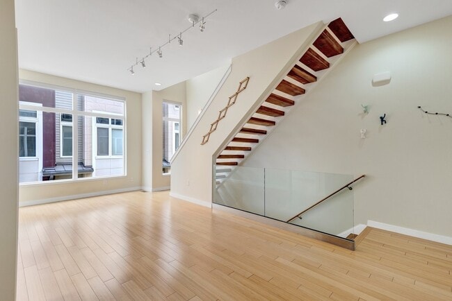 Building Photo - 1561 E 118th St