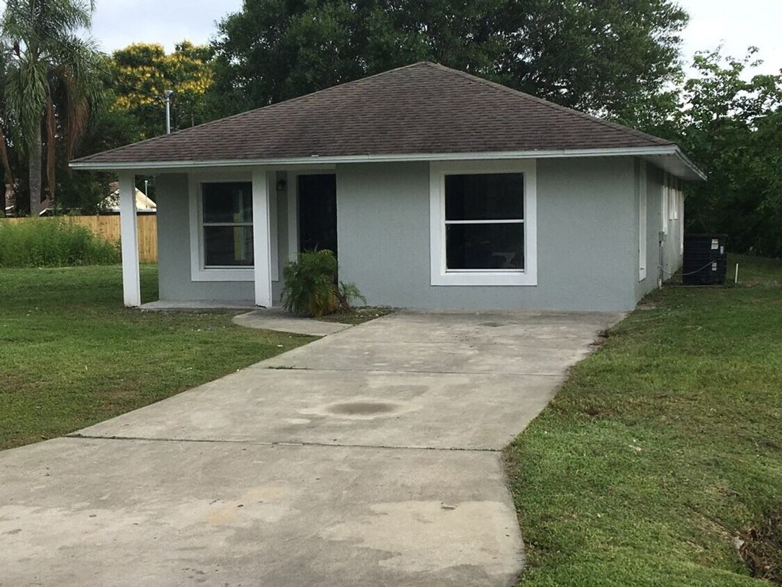 Photo - 3 Bedroom 2 Bathroom Home For Rent at 514 Carver Blvd. Orlando, Fl. 32810