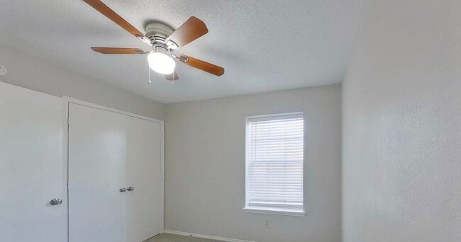 Building Photo - MOVE IN READY