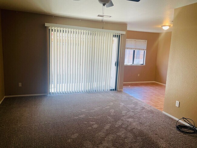 Foto del edificio - 2220 Sunmist Ln