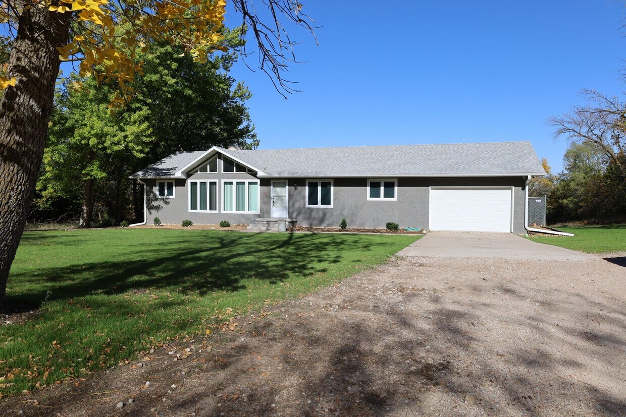 Primary Photo - Country Living minutes from Grand Island