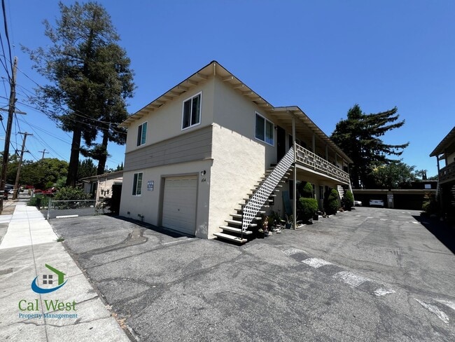 Building Photo - $1995 - Cozy 1/1 located near the Rose Garden