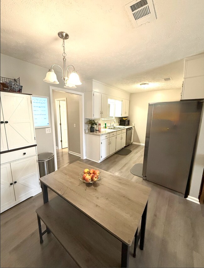 Foto del edificio - Beautiful 4 Bedroom Home with Bonus Room – $1500.00/Month