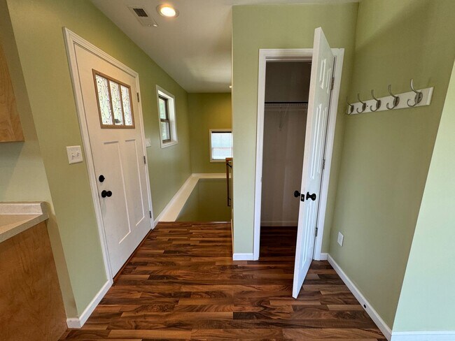 Foto del edificio - Weaverville - Modern, Three Bedroom, Fenced Yard