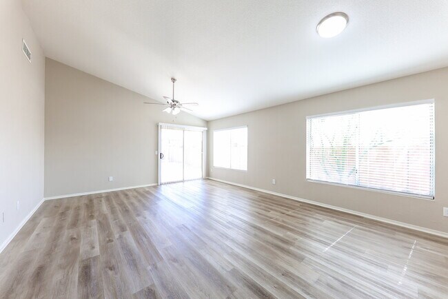 Foto del edificio - 2310 E Morrow Dr