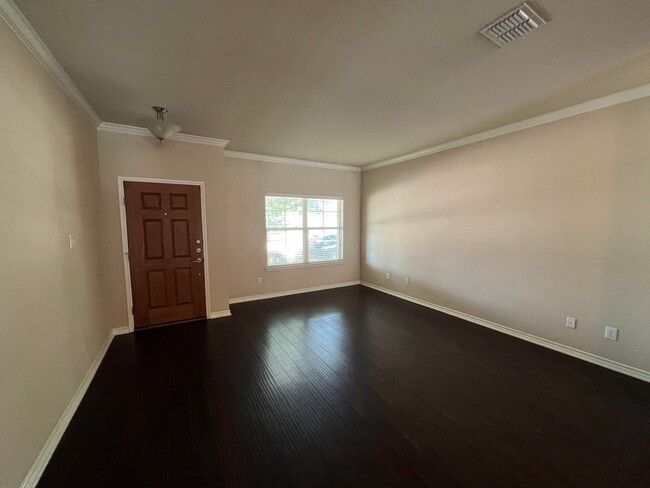 Foto del edificio - 3 bedroom home over 2100 sqft!  Little Elm...