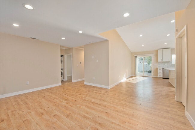 Building Photo - 6528 Yarmouth Ave