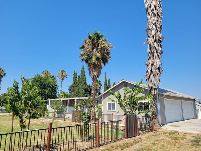 Building Photo - Cozy 2-Bedroom Home with Huge Garage in Kn...